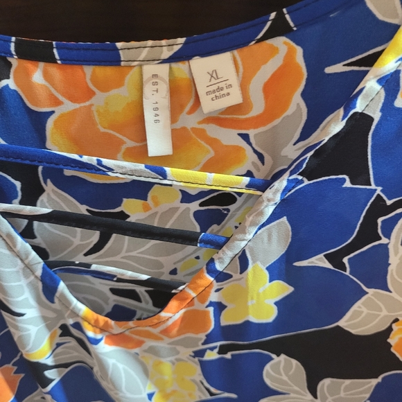 Floral short sleeve top - Picture 2 of 3